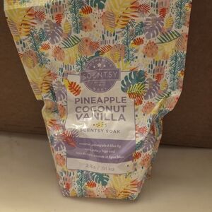 Scentsy Pineapple Coconut Vanilla Bath Soak with Tropical Colors
